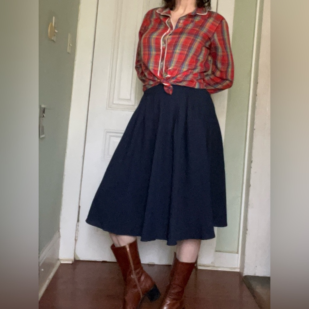 CUTE ModCloth Navy Blue Midi Skirt w/ Pockets
25" - 30" waist